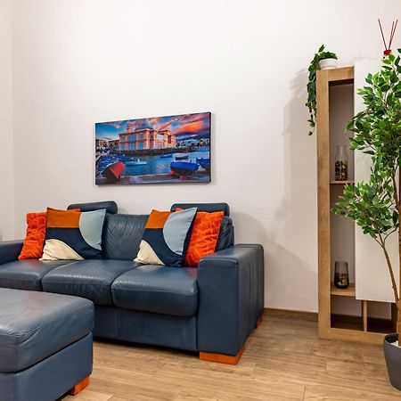 Modern Stone Apartment In The Heart Of Bari Exterior foto