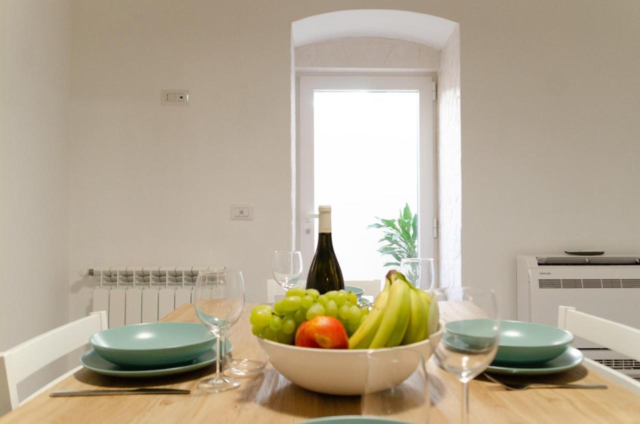 Modern Stone Apartment In The Heart Of Bari Exterior foto