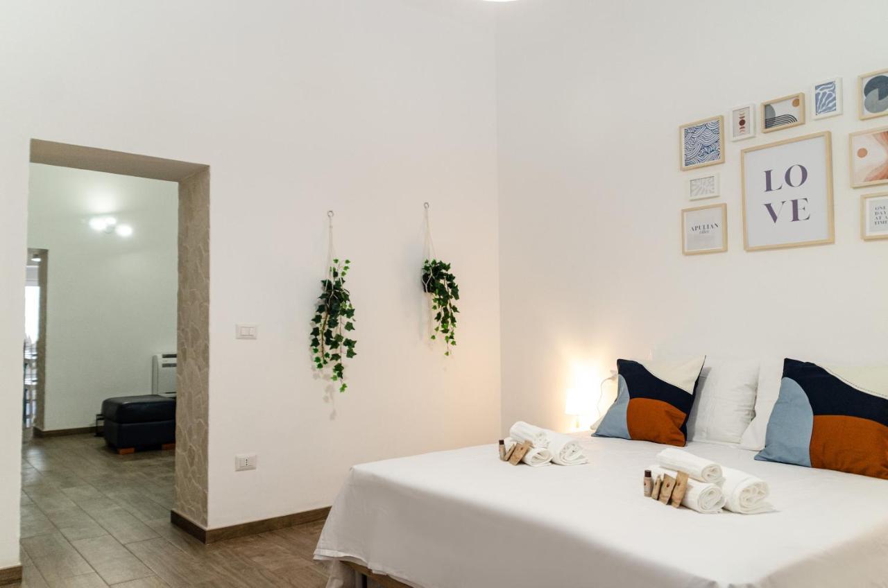 Modern Stone Apartment In The Heart Of Bari Exterior foto