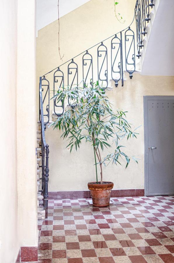 Modern Stone Apartment In The Heart Of Bari Exterior foto