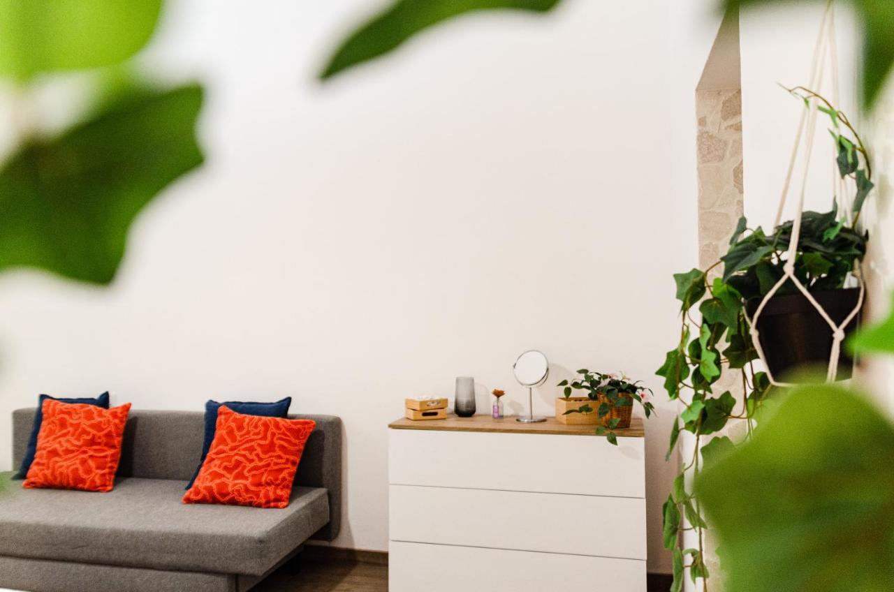 Modern Stone Apartment In The Heart Of Bari Exterior foto