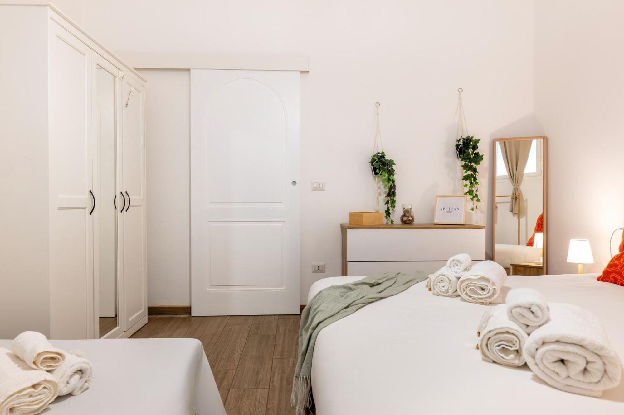 Modern Stone Apartment In The Heart Of Bari Exterior foto