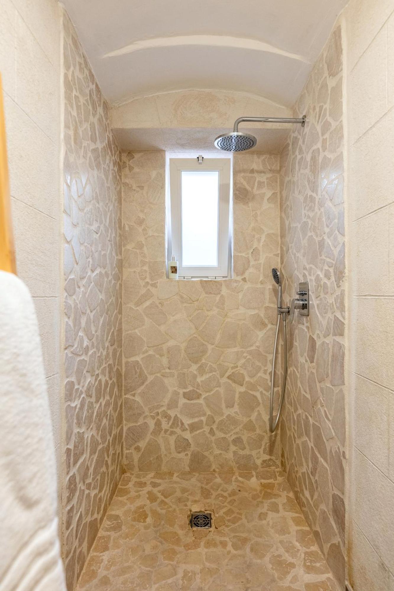 Modern Stone Apartment In The Heart Of Bari Exterior foto