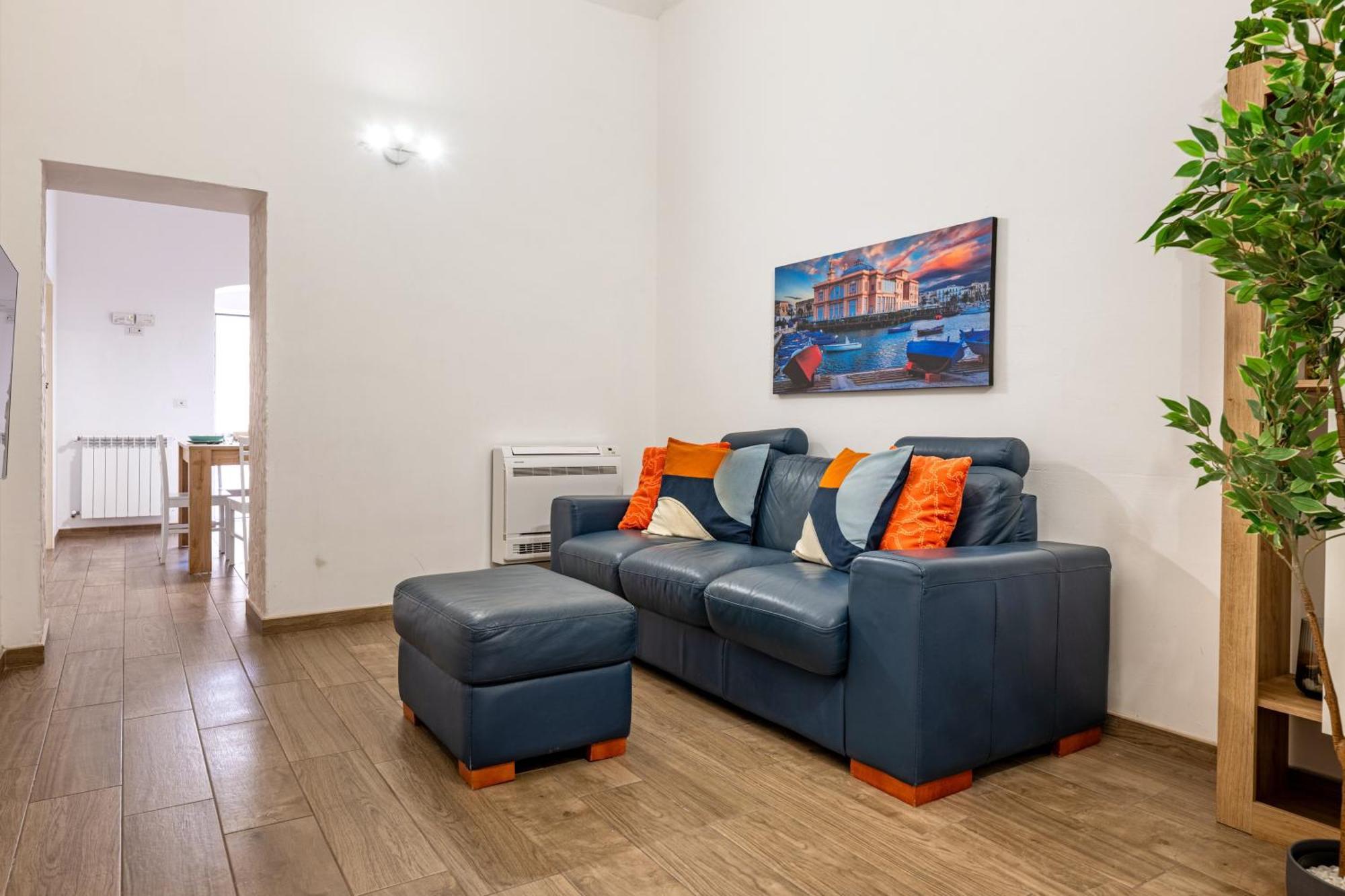 Modern Stone Apartment In The Heart Of Bari Exterior foto