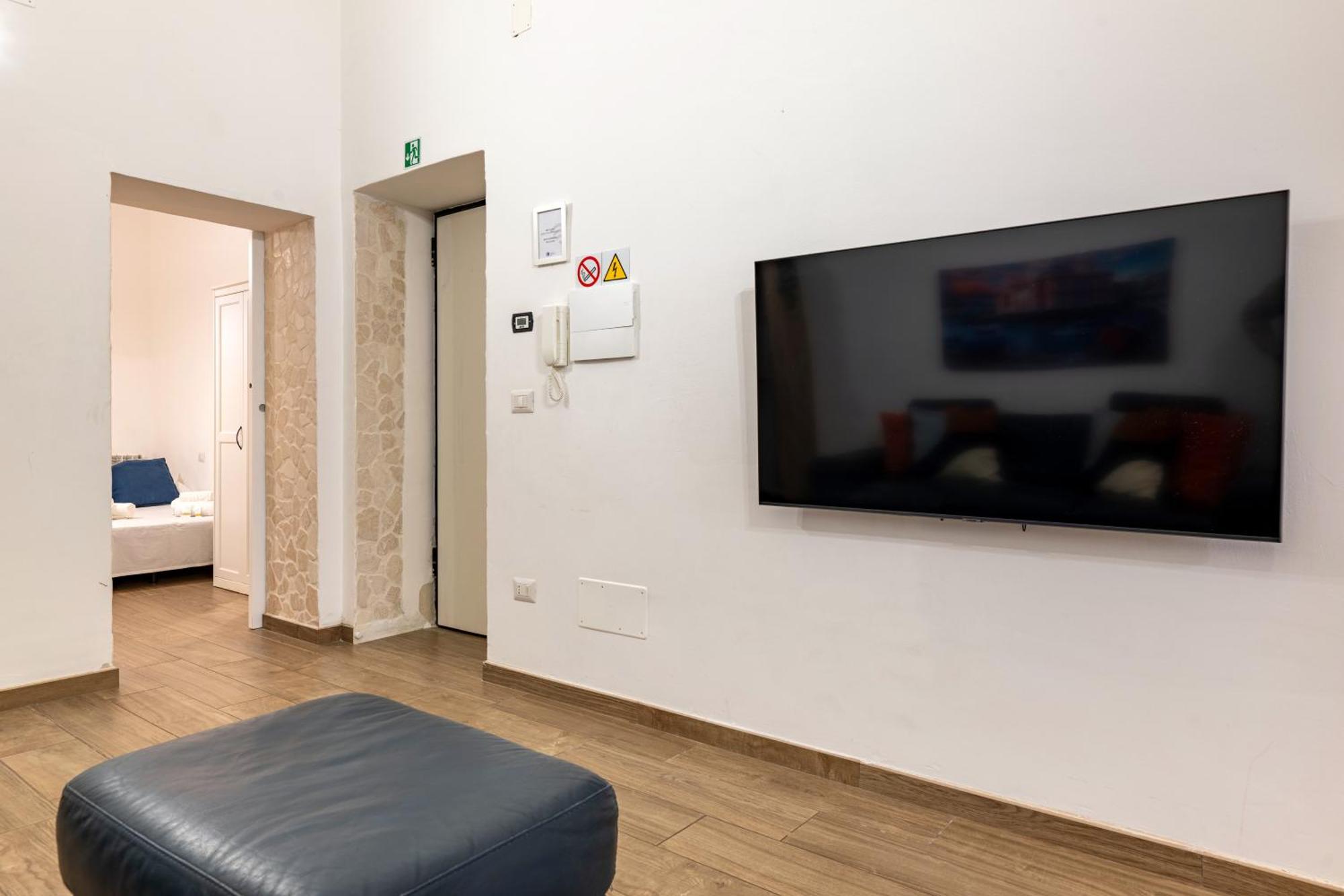 Modern Stone Apartment In The Heart Of Bari Exterior foto