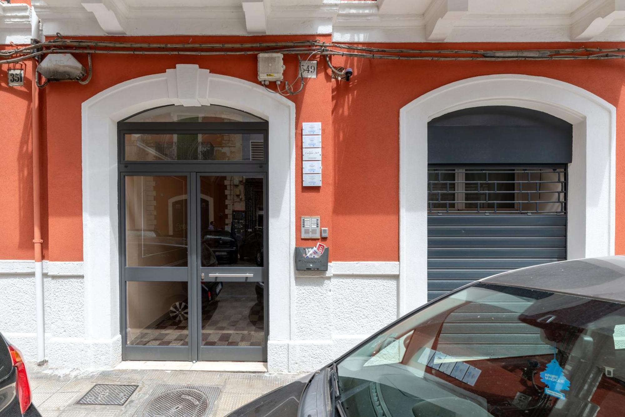 Modern Stone Apartment In The Heart Of Bari Exterior foto