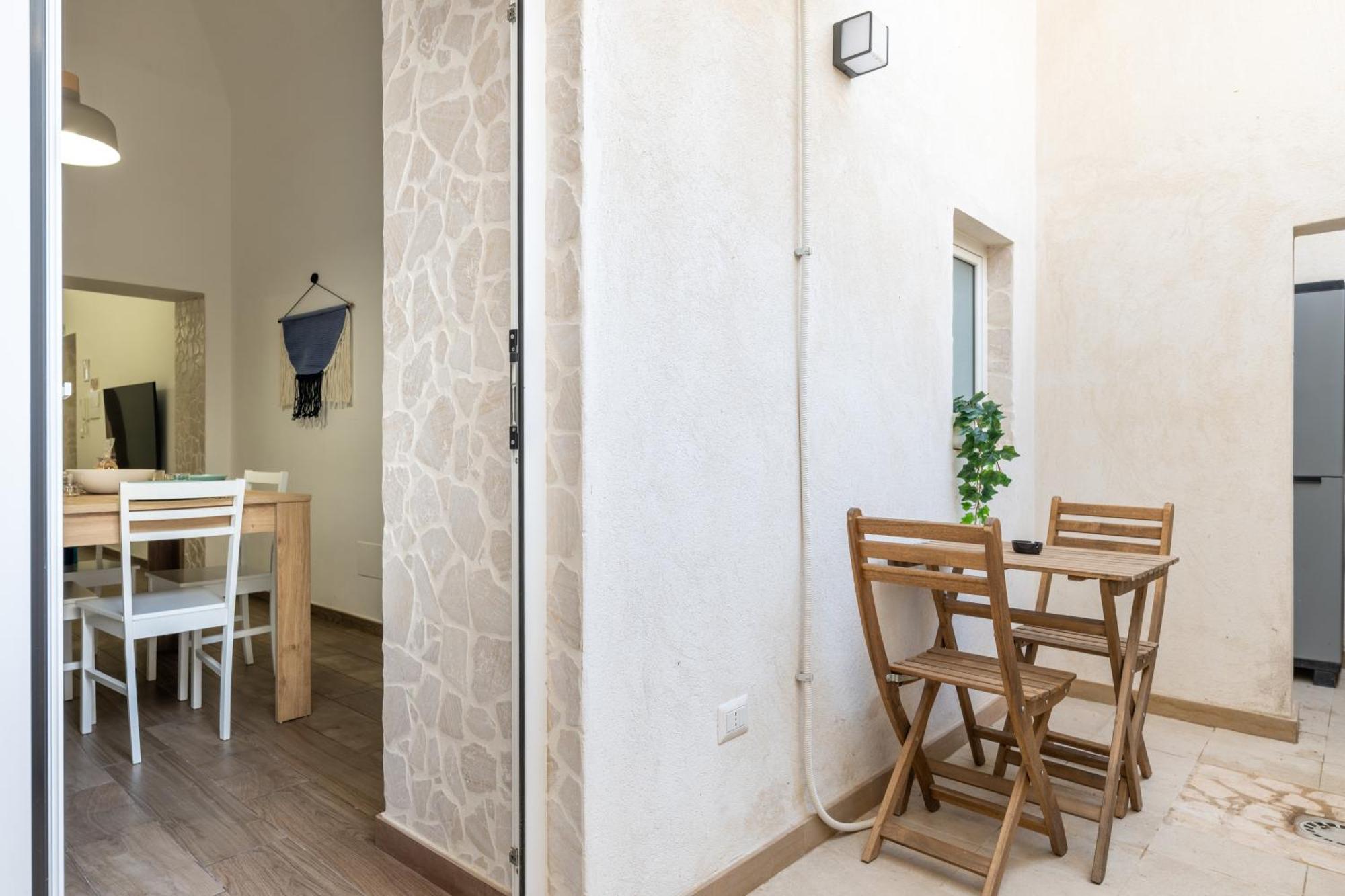 Modern Stone Apartment In The Heart Of Bari Exterior foto