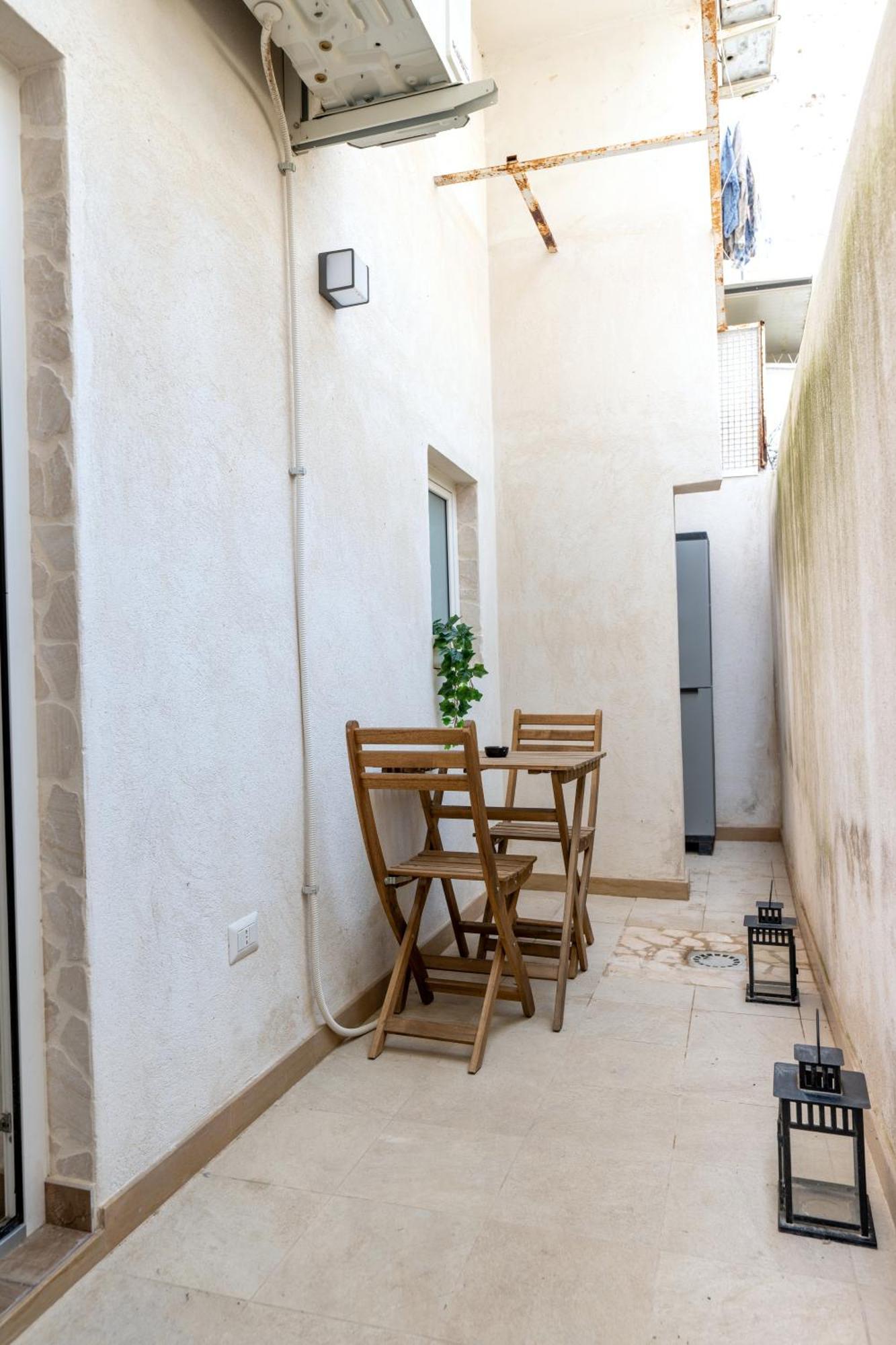 Modern Stone Apartment In The Heart Of Bari Exterior foto